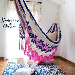 Chinchorro wayuu bahía de colores vibrantes expuesto en habitación