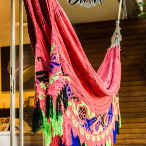 chinchorro wayuu rosado con habitación al fondo
